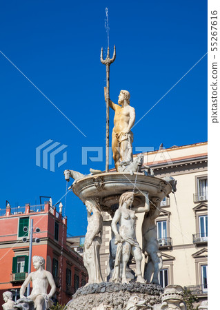 The famous Fountain of Neptune in Naples 55267616