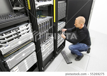 It engineer replace harddrive in datacenter 55269275