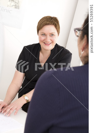 Customer consultation at body treatment clinic 55269391