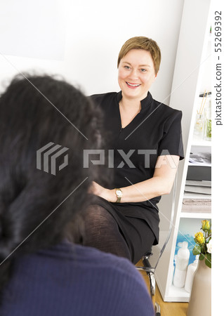 Customer consultation at body treatment clinic 55269392