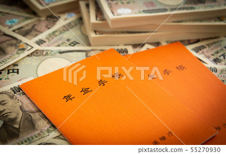退休金筆記本、紙幣、萬日圓紙幣、宏觀經濟幻燈片、退休金福利、公共退休金、領取福利的起始年齡、退休金、2本書 退休金筆記本、紙幣、萬日圓紙幣、宏觀經濟幻燈片、退休金福利、公共退休金、領取福利的起始年齡、退休金、2本書 55270930