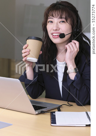 Business woman online 55273774