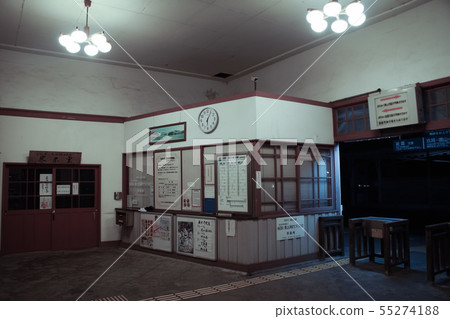 JR Iwatoku Line Nishiiwakuni Station (in the early morning) 55274188