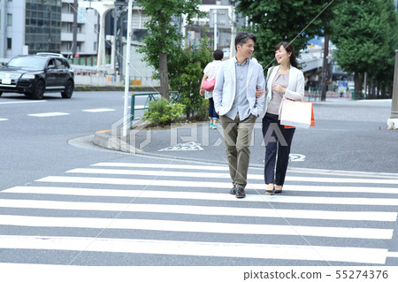 Middle men and women who go out Middle men and women who go out 55274376