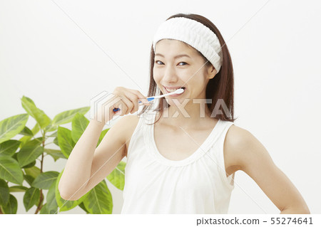 刷牙的女人 55274641