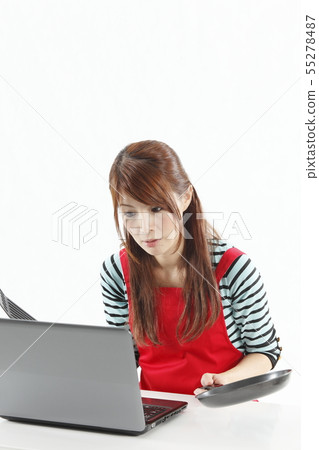 婦女尋找食譜 55278487