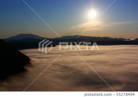 清晨的湖摩週覆蓋著雲層 55278494