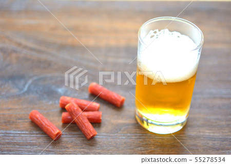 生啤酒和薩拉米香腸 55278534