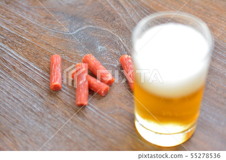 生啤酒和薩拉米香腸 55278536