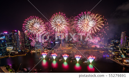 [極好的觀點]新加坡的夜景和煙花 55279891