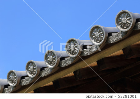 The tile of the Tsukiji clan restored at the ruins of Sanuki Kokubunji Temple 55281001