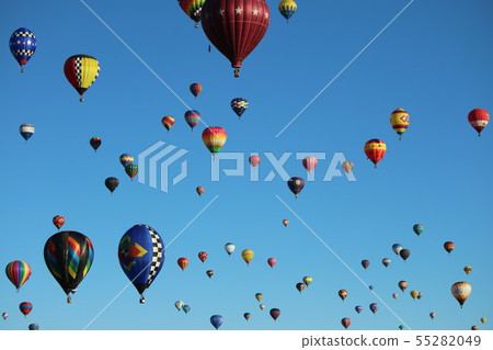 漂浮在天空的氣球群 漂浮在天空的氣球群 55282049