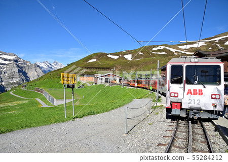 遠足徑前往少女峰鐵路和Kleine Scheidegg站的Wengernalp 遠足徑前往少女峰鐵路和Kleine Scheidegg站的Wengernalp 55284212