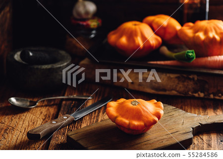 Yellow pattypan squash 55284586