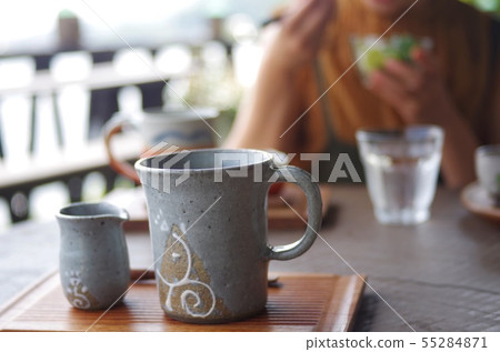 吃一杯咖啡的婦女 吃一杯咖啡的婦女 55284871
