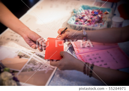 結婚包紅色掃帚，每年紅色深紅色包，婚姻，婚姻習俗，祝你好運，紅色包，黃金 55284971