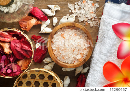 Topview himalaya salt with flowers on towels Topview himalaya salt with flowers on towels 55290667
