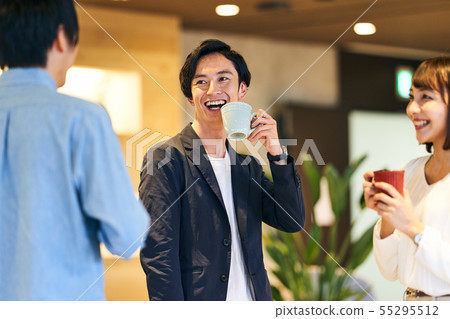 Young men and women 55295512