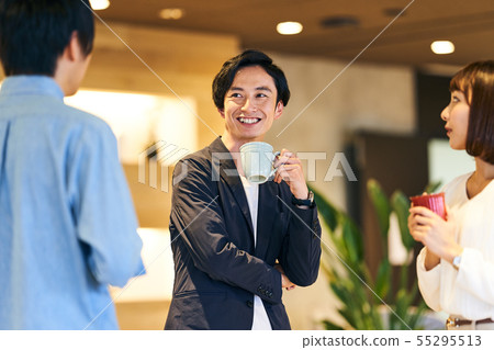 Young men and women 55295513