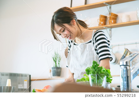 Woman in the kitchen 55299218