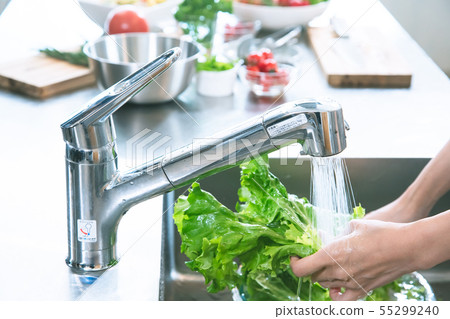 Woman hand of the kitchen 55299240