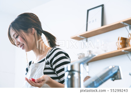 Woman in the kitchen 55299243