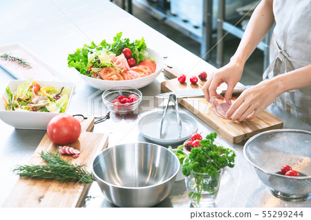 Woman hand of the kitchen 55299244