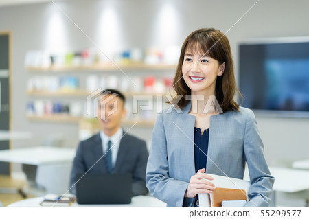 Business image Male employee Female employee Business image Male employee Female employee 55299577