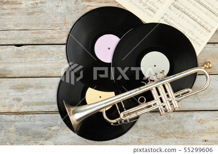 Old trumpet and vinyl records on wooden background. 55299606