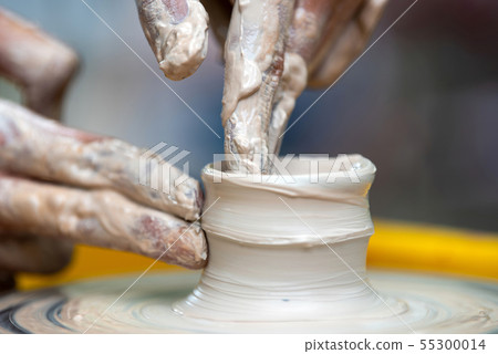 Potter makes pottery dishes on potter's wheel Potter makes pottery dishes on potter's wheel 55300014