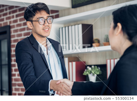 young asian businessman and businesswoman 55300134