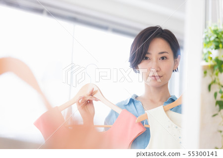 婦女的準備穿著衣服選擇 婦女的準備穿著衣服選擇 55300141