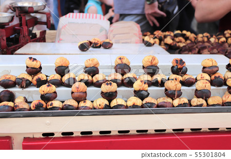 Traditional turkish fast food - roasted chestnuts 55301804