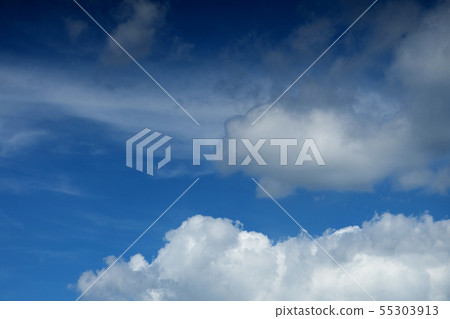 Beautiful fluffy white clouds against the blue sky 55303913