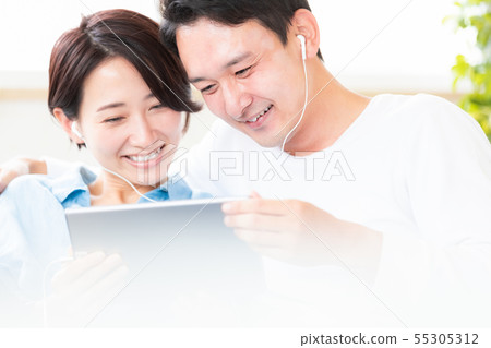 Couple couple watching video tablet 55305312
