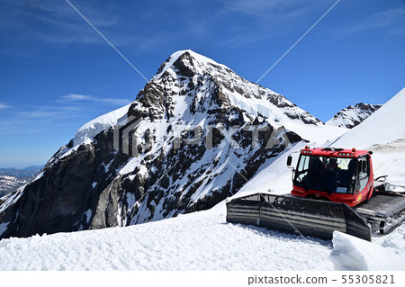 Sphinx observatory, snowfall car of "Pisten" on the back of Monch Sphinx observatory, snowfall car of "Pisten" on the back of Monch 55305821
