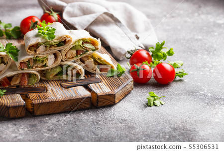 Lavash rolls with chicken and vegetables 55306531