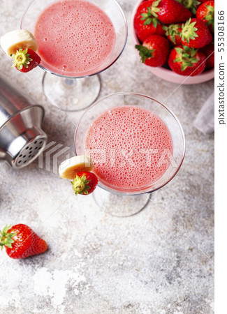 Sweet summer strawberry alcoholic cocktail 55308166