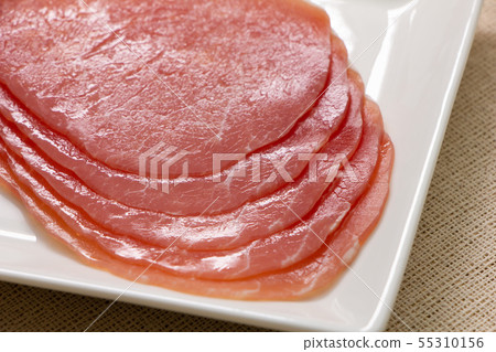 生火腿（勒克斯火腿）切片。未加熱的肉類產品。 55310156