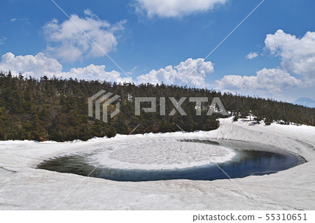[Akita Prefecture] Hachimantai Dragon Eye (Kagaminuma) There is a cloud in front of the eye (other variations are available. Please see the comment section) 55310651