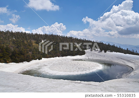 [Akita Prefecture] Hachimantai Dragon Eye (Kagaminuma) There is a cloud in front of the eye (other variations are available. Please see the comment section) 55310835