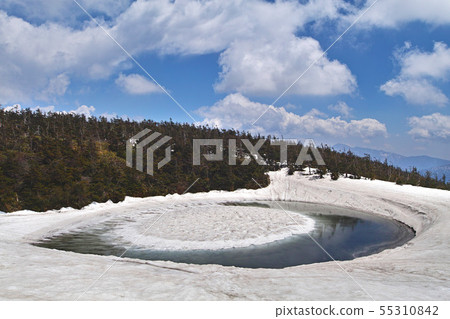 [Akita Prefecture] Hachimantai Dragon Eye (Kagaminuma) There is a cloud in front of the eye (other variations are available. Please see the comment section) 55310842