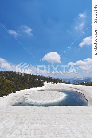 [Akita Prefecture] Hachimantai Dragon Eye (Kagaminuma) There is a cloud in front of the eye (other variations are available. Please see the comment section) 55310846