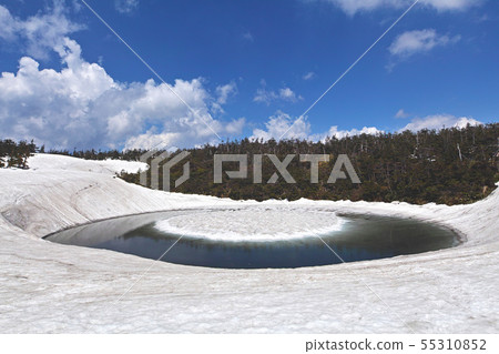 [Akita Prefecture] Hachimantai Dragon Eye (Kagaminuma) There is a cloud in front of the eye (other variations are available. Please see the comment section) 55310852