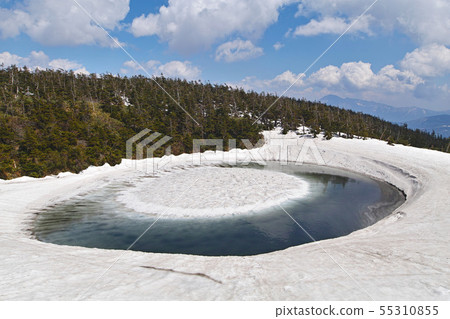 [Akita Prefecture] Hachimantai Dragon Eye (Kagaminuma) There is a cloud in front of the eye (other variations are available. Please see the comment section) 55310855