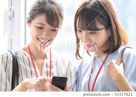 女商人休閒智能手機 55317621