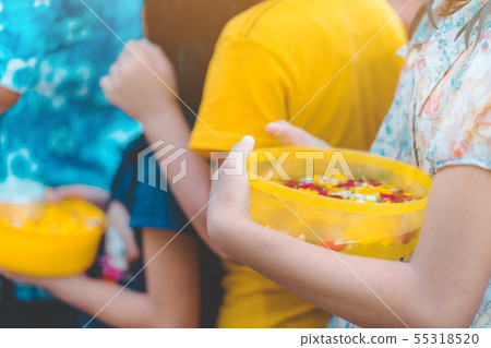 People are holding a bowl of water perfume People are holding a bowl of water perfume 55318520