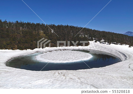 [Akita Prefecture] Hachimantai Dragon Eye (Kagaminuma) Sunny weather before opening (other variations are available. Please see the comment section.) 55320818