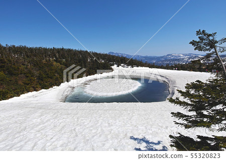 [Akita Prefecture] Hachimantai Dragon Eye (Kagaminuma) Sunny weather before opening (other variations are available. Please see the comment section.) 55320823