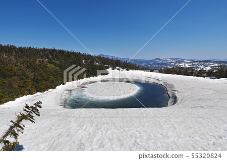 [Akita Prefecture] Hachimantai Dragon Eye (Kagaminuma) Sunny weather before opening (other variations are available. Please see the comment section.) 55320824